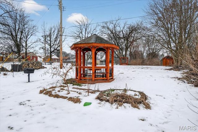 9821 Zenith Drive, St Louis, MO 63123