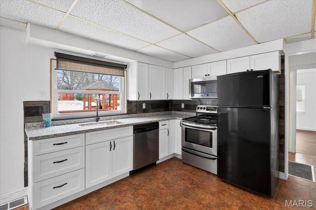 9821 Zenith Drive, St Louis, MO 63123