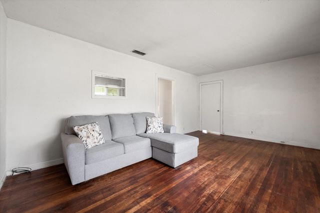 2103 Pecandale Drive, Arlington, TX 76013