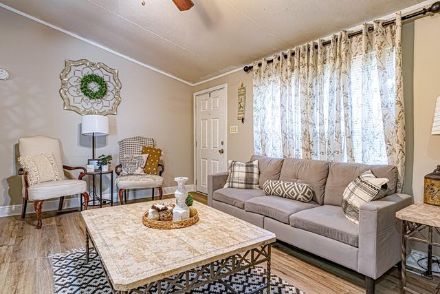 111 Samantha Lane, Huntsville, TX 77340