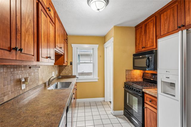217 W 10th Street S, Newton, IA 50208