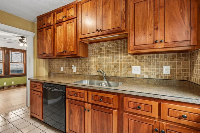 217 W 10th Street S, Newton, IA 50208