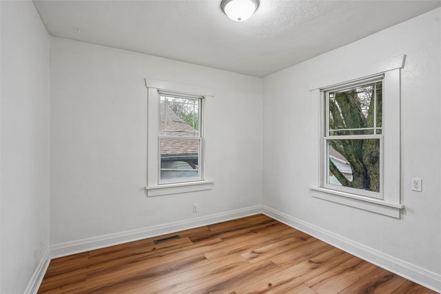 217 W 10th Street S, Newton, IA 50208