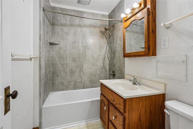 217 W 10th Street S, Newton, IA 50208
