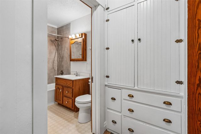 217 W 10th Street S, Newton, IA 50208