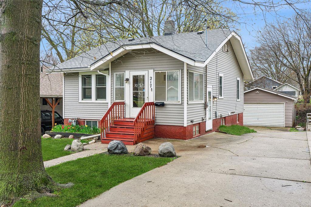 217 W 10th Street S, Newton, IA 50208