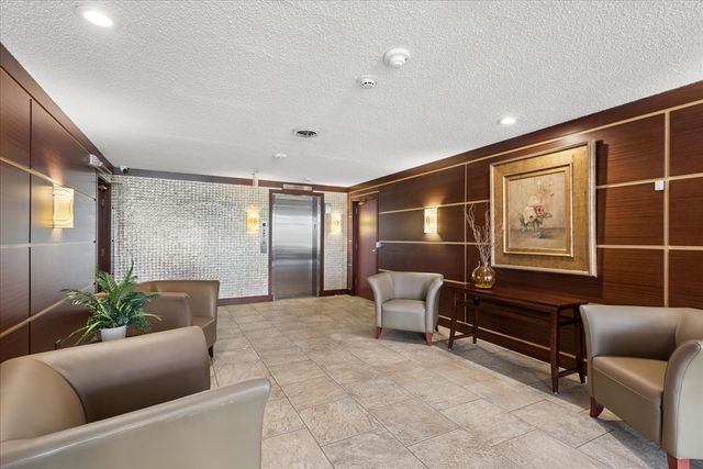 2046 Saint Johns Avenue 3H, Highland Park, IL 60035