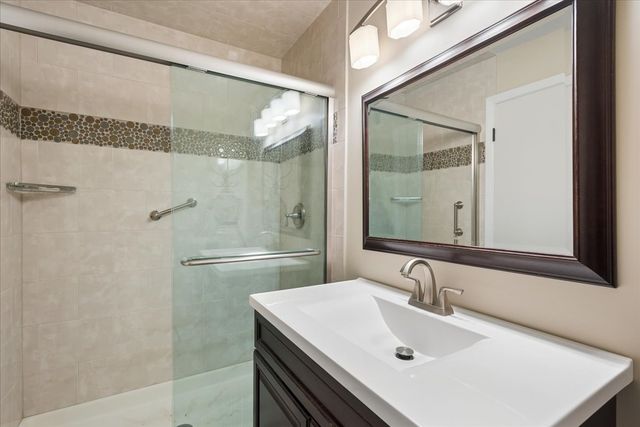 2046 Saint Johns Avenue 3H, Highland Park, IL 60035