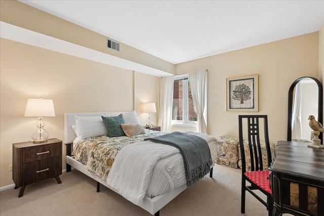 2046 Saint Johns Avenue 3H, Highland Park, IL 60035