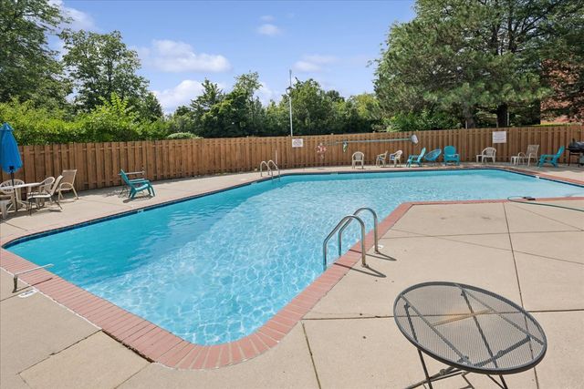2046 Saint Johns Avenue 3H, Highland Park, IL 60035
