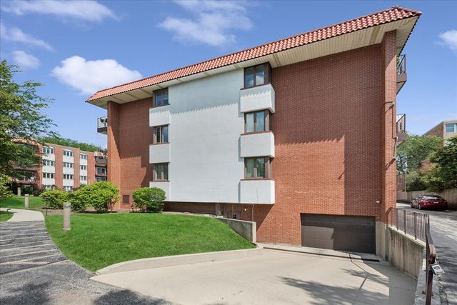 2046 Saint Johns Avenue 3H, Highland Park, IL 60035