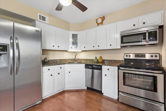2046 Saint Johns Avenue 3H, Highland Park, IL 60035