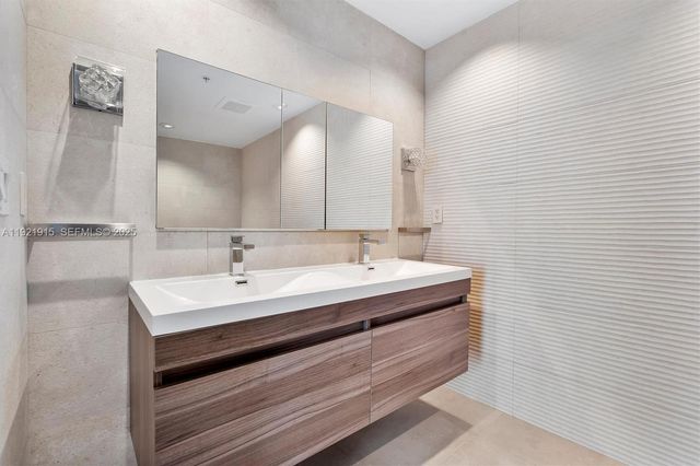 601 NE 36th St 1310, Miami, FL 33137