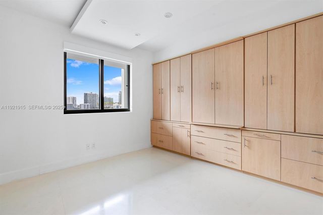 601 NE 36th St 1310, Miami, FL 33137