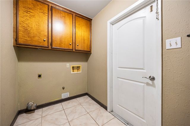 2213 Live Oak Dr, Portland, TX 78374