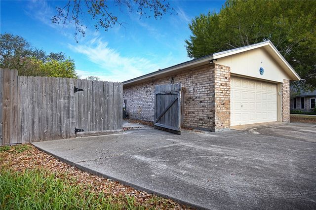 2213 Live Oak Dr, Portland, TX 78374