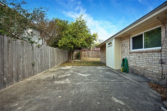 2213 Live Oak Dr, Portland, TX 78374