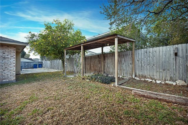 2213 Live Oak Dr, Portland, TX 78374