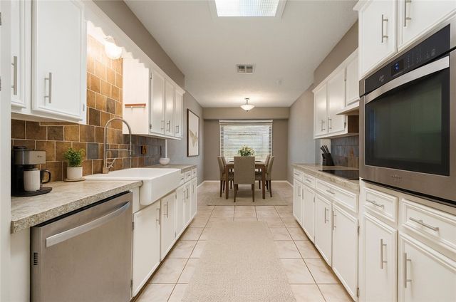 2213 Live Oak Dr, Portland, TX 78374