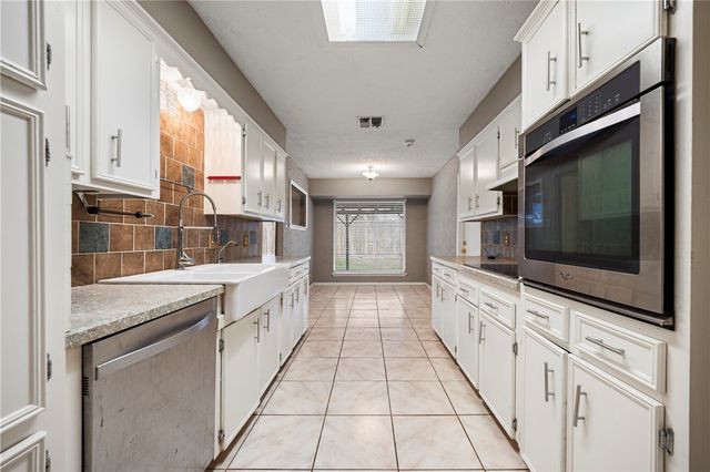 2213 Live Oak Dr, Portland, TX 78374