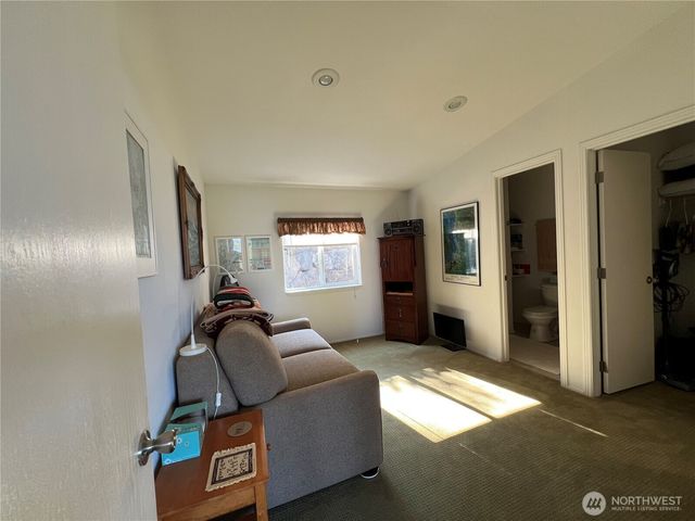 61 Nevergiveup Road, Brinnon, WA 98320