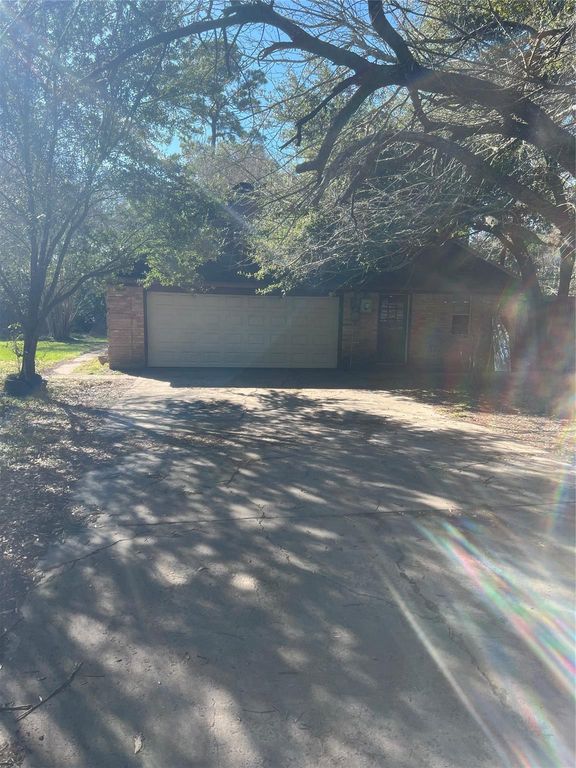 1408 N Main Street, Highlands, TX 77562