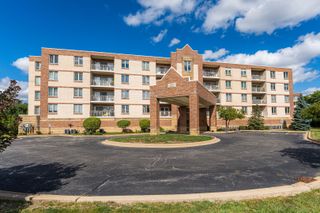 201 W Brush Hill Road 107, Elmhurst, IL 60126