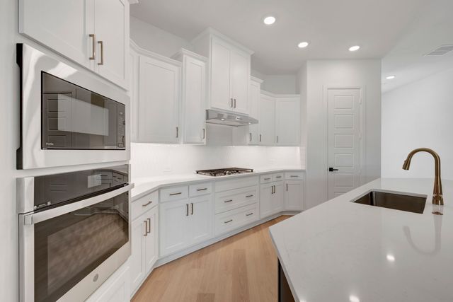 2083 Pine Grove Lane, Arlington, TX 76005