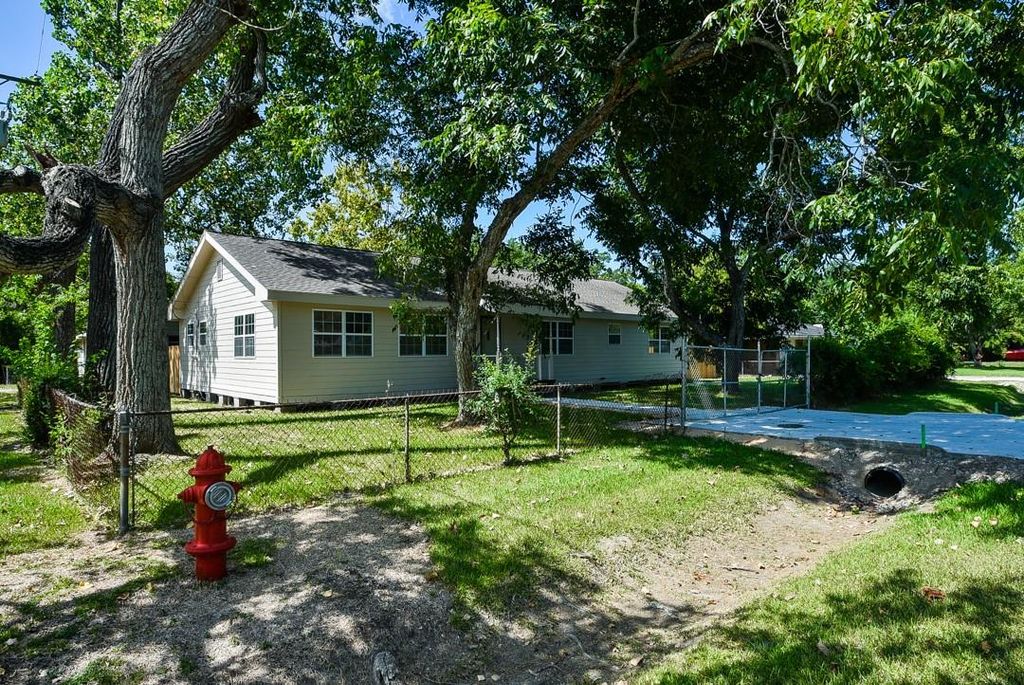 1030 Perkins Drive, Bacliff, TX 77518