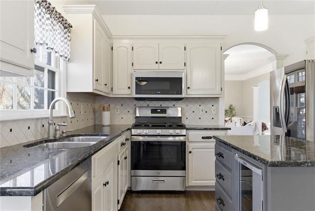 13810 Pembroke Lane, Leawood, KS 66224