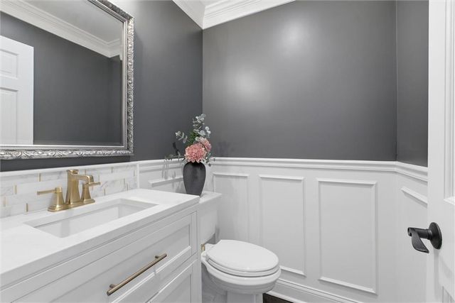 13810 Pembroke Lane, Leawood, KS 66224