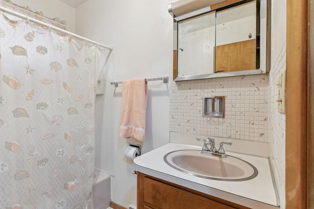 306 Southcrest Drive, Waterloo, IA 50702