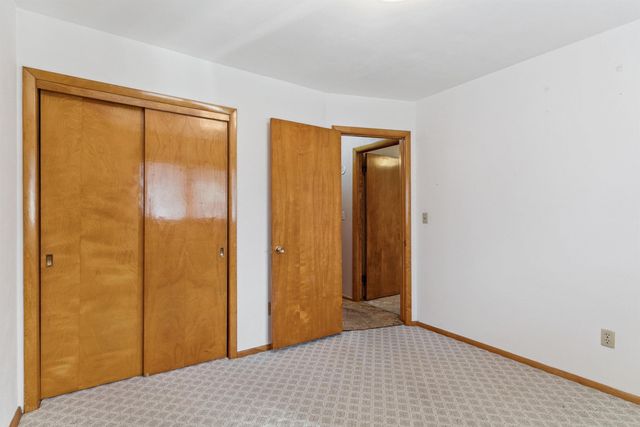 306 Southcrest Drive, Waterloo, IA 50702