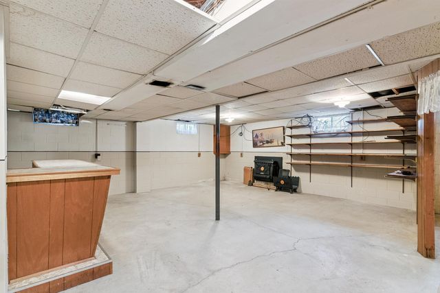 306 Southcrest Drive, Waterloo, IA 50702