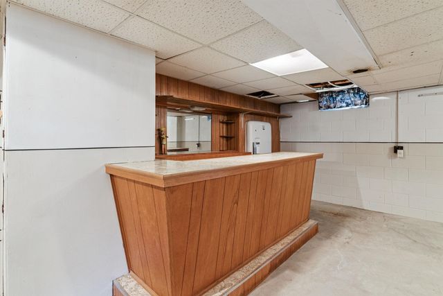 306 Southcrest Drive, Waterloo, IA 50702