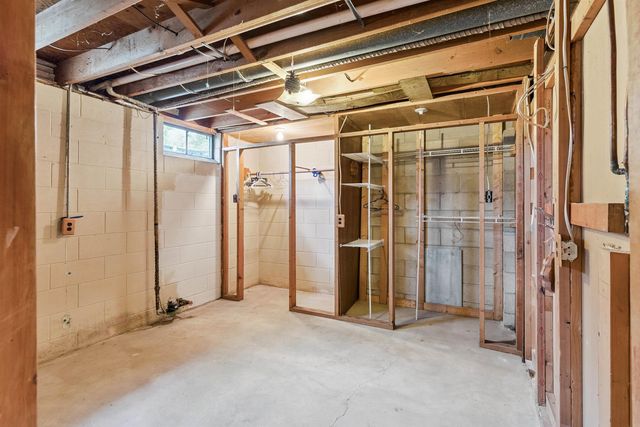 306 Southcrest Drive, Waterloo, IA 50702