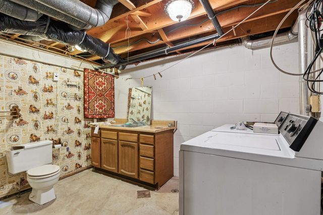 306 Southcrest Drive, Waterloo, IA 50702