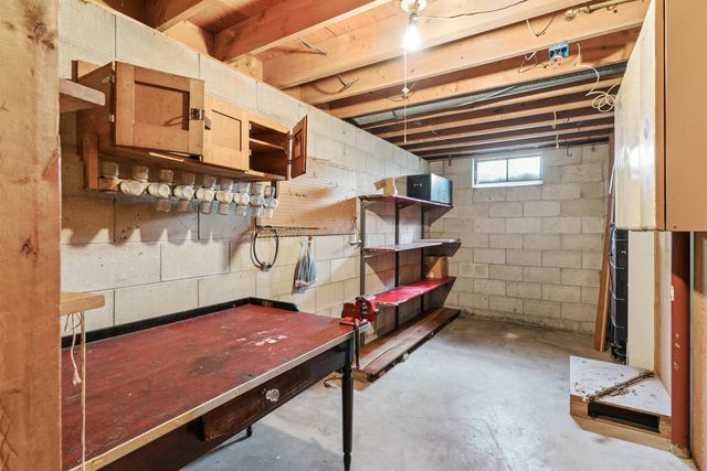 306 Southcrest Drive, Waterloo, IA 50702