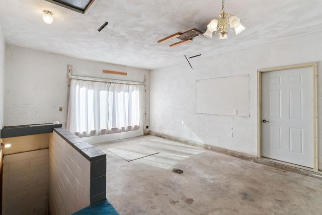 306 Southcrest Drive, Waterloo, IA 50702