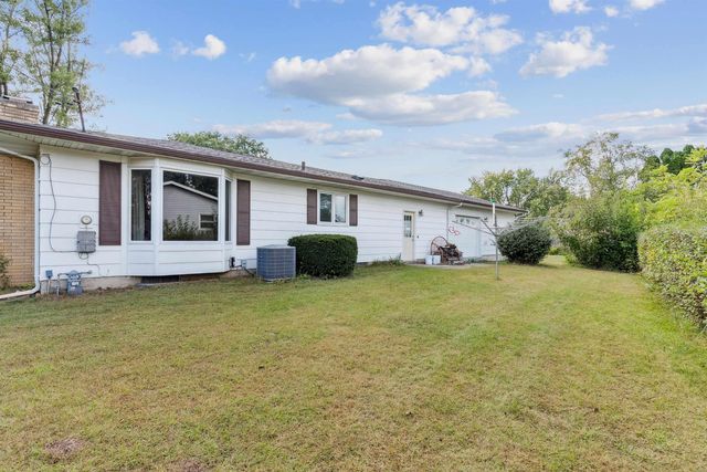 306 Southcrest Drive, Waterloo, IA 50702