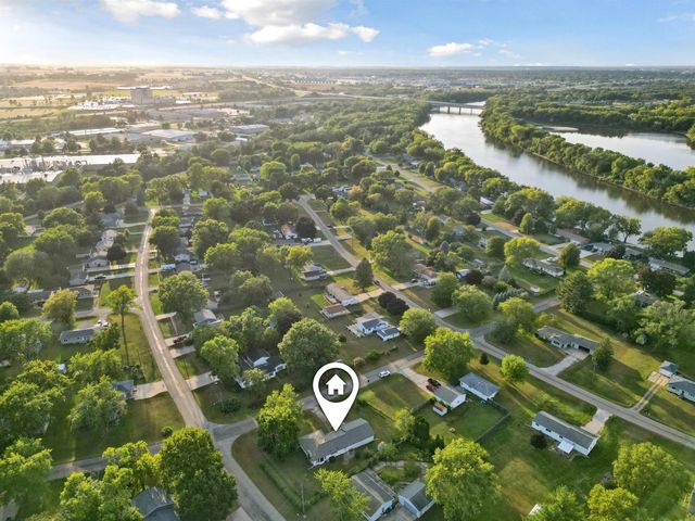 306 Southcrest Drive, Waterloo, IA 50702