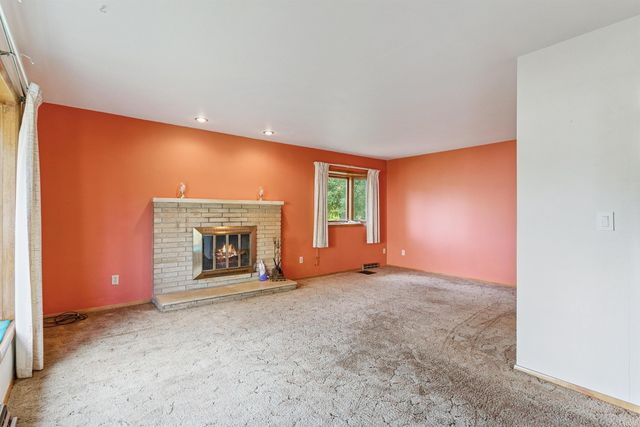 306 Southcrest Drive, Waterloo, IA 50702