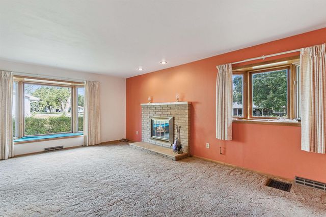 306 Southcrest Drive, Waterloo, IA 50702