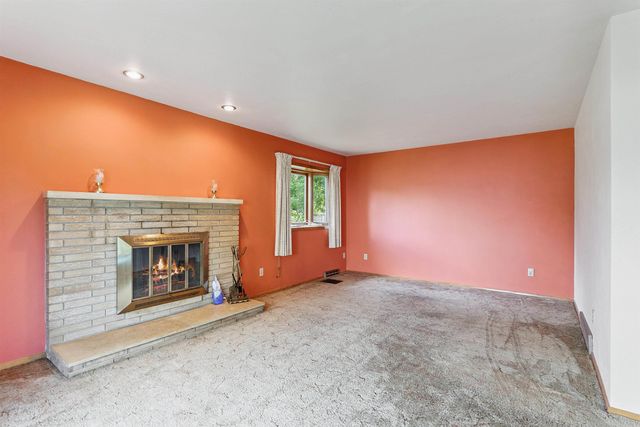 306 Southcrest Drive, Waterloo, IA 50702