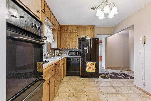 306 Southcrest Drive, Waterloo, IA 50702