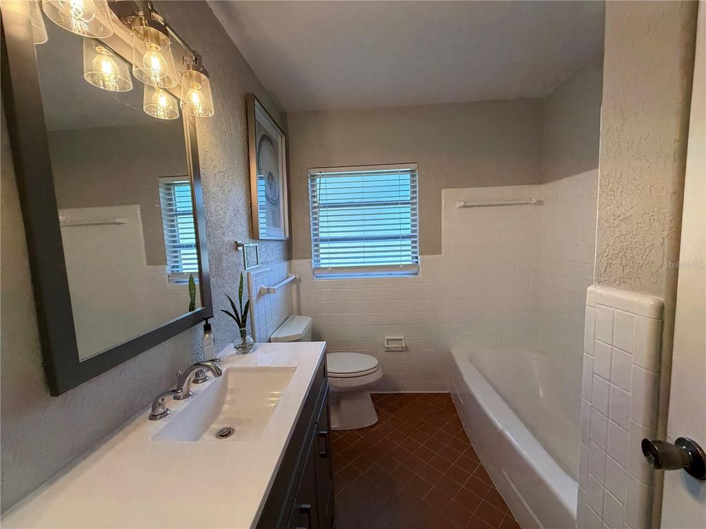 Image 15 of property listing at 1231 VANTAGE DRIVE, Orlando, FL 32806