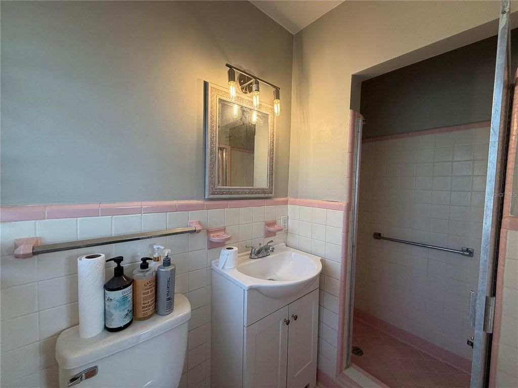 Image 17 of property listing at 1231 VANTAGE DRIVE, Orlando, FL 32806