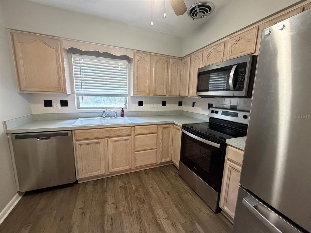 Image 5 of property listing at 1231 VANTAGE DRIVE, Orlando, FL 32806