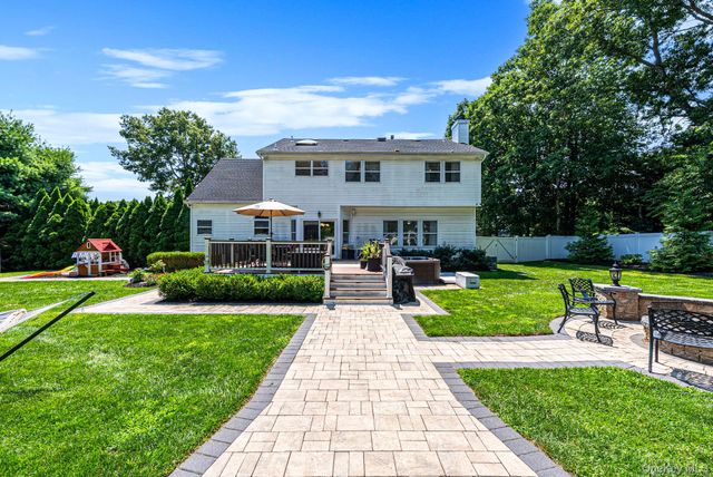 62 Ridgefield Dr, Shoreham, NY 11786