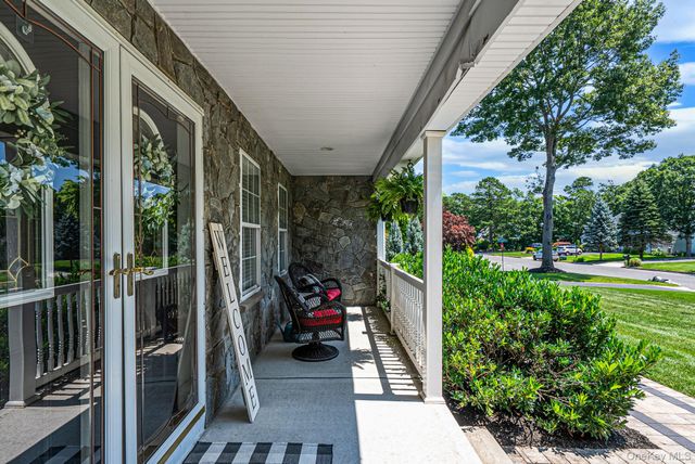 62 Ridgefield Dr, Shoreham, NY 11786